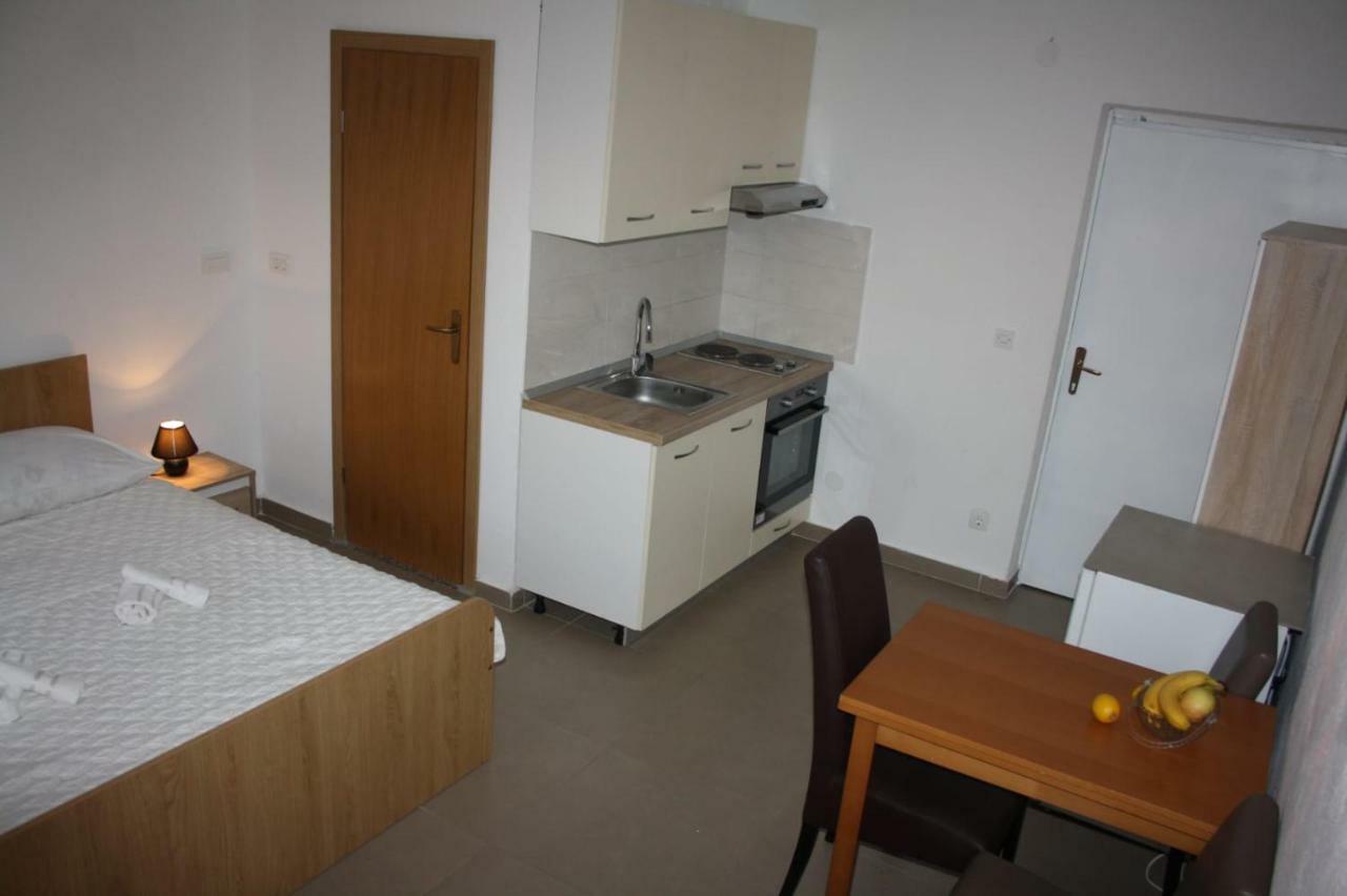 Apartments Monika 奥米什 外观 照片